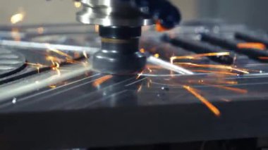 Metal işleten CNC torna makinesi. Metal modern işleme teknolojisi kesiliyor.