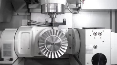 Metal işleten CNC torna makinesi. Metal modern işleme teknolojisi kesiliyor.