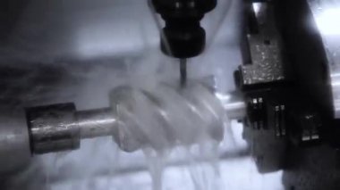 Metal işleten CNC torna makinesi. Metal modern işleme teknolojisi kesiliyor.