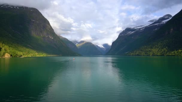 Lovatnet göl güzel doğa Norveç. — Stok video