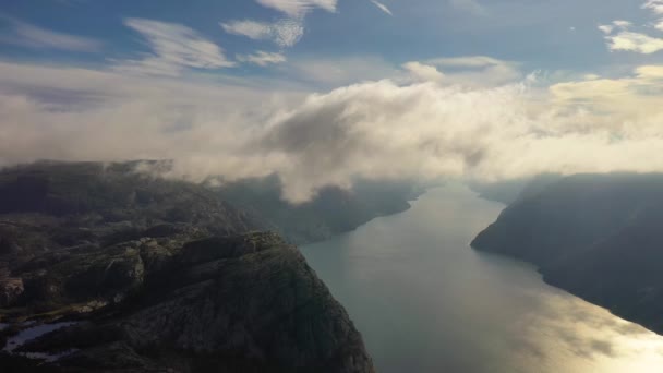 Imagens aéreas bela natureza norway sobre as nuvens . — Vídeo de Stock