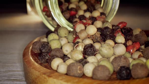 Macro close-up Mixed peppercorns. Mezcla seca granos de pimienta de cerca — Vídeos de Stock