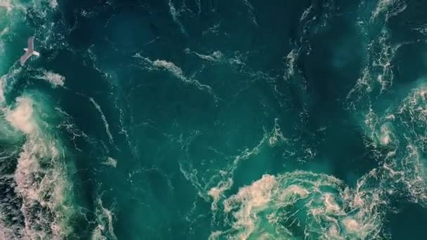 Olas de agua del río y el mar se encuentran durante la marea alta y la marea baja . — Vídeos de Stock