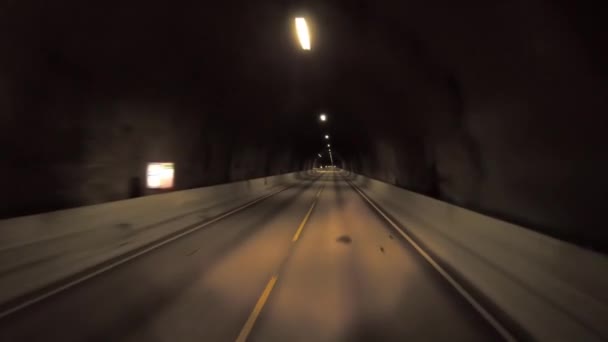 Auto rijdt door de tunnel punt-of-view rijden in Noorwegen. licht aan het einde van de tunnel. — Stockvideo