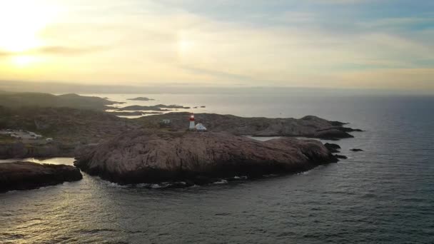 Kustfyr. Lindesnes fyr är en kustfyr vid Norges sydligaste spets. — Stockvideo