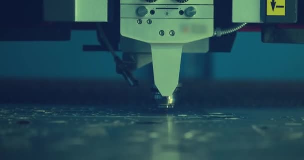 CNC-Laserschneiden von Metall, moderne Industrietechnologie. — Stockvideo