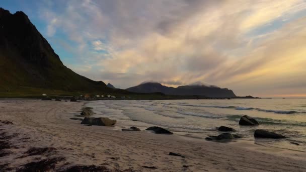 Letecký pohled na krásný západ slunce nad mořem. Pláž Lofoten souostroví, Norsko. — Stock video