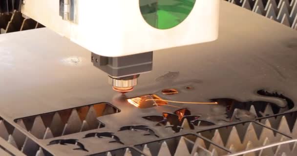 Découpe laser CNC de métal, technologie industrielle moderne.