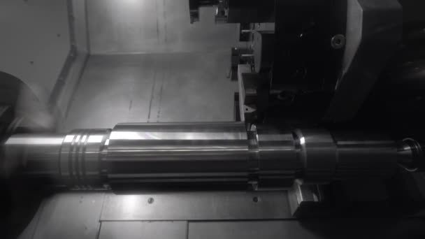 Metal işleten CNC torna makinesi. Metal modern işleme teknolojisi kesiliyor. — Stok video