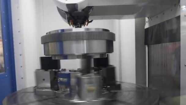 Metal işleten CNC torna makinesi. Metal modern işleme teknolojisi kesiliyor. — Stok video