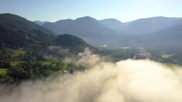 Воздушные съемки красивая природа Норвегии над облаками . — стоковое видео