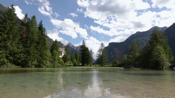 Lago Dobbiaco nas Dolomitas, Itália — Vídeo de Stock