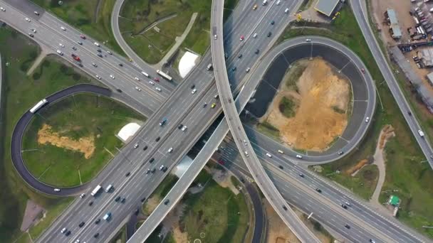 Vista aérea de una intersección de caminos de tráfico de autopista en Moscú. — Vídeos de Stock