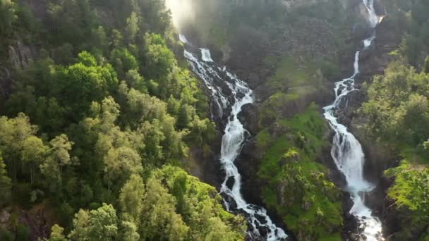 Latefossen jest jednym z najczęściej odwiedzanych wodospadów w Norwegii i znajduje się w pobliżu Skare i Oddy w regionie Hordaland, Norwegia. Składa się z dwóch oddzielnych strumieni spływających z jeziora Lotevatnet. — Wideo stockowe