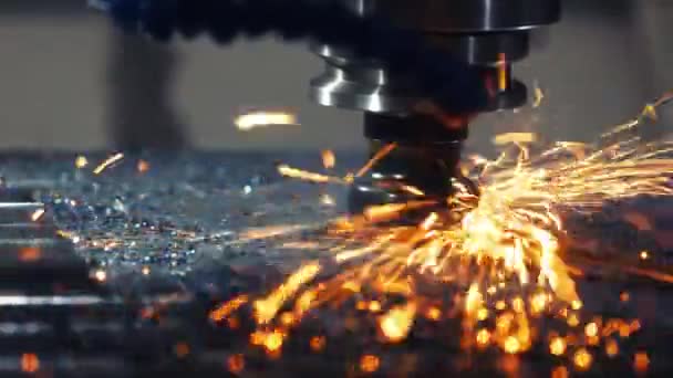 金属加工CNC旋盤フライス盤。金属現代加工技術の切断. — ストック動画