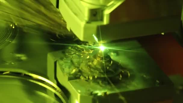 CNC laserové řezání kovu, moderní průmyslová technika. — Stock video