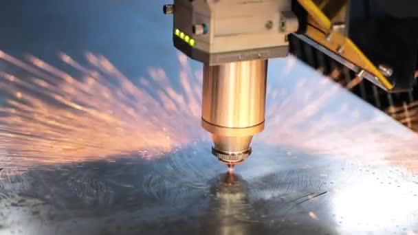 Découpe laser CNC de métal, technologie industrielle moderne.