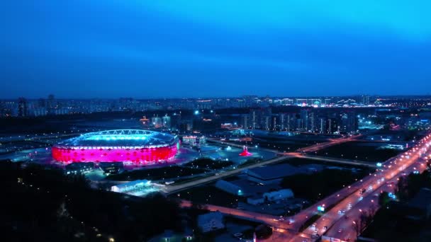 Nocny widok z lotu ptaka na skrzyżowanie autostrady i stadion piłkarski Spartak Moscow Otkritie Arena — Wideo stockowe