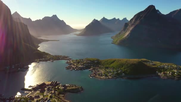 Reine Lofoten is een plaats in de Noorse gemeente Nordland, provincie Nordland.. — Stockvideo