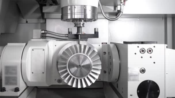 Metalbearbejdning CNC drejebænk fræsemaskine. Skæring metal moderne forarbejdning teknologi . – Stock-video