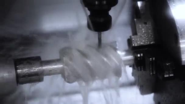 Metaalwerkende CNC draaibank freesmachine. Moderne metaalbewerkingstechnologie. — Stockvideo