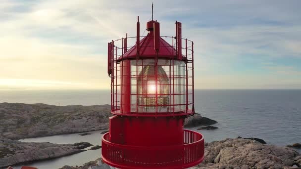 Прибрежный маяк. Маяк Линдеснес - это прибрежный маяк на самой южной оконечности Норвегии . — стоковое видео