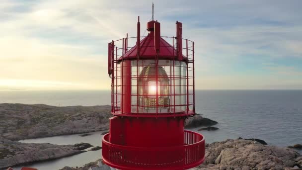 Kustfyr. Lindesnes fyr är en kustfyr vid Norges sydligaste spets. — Stockvideo