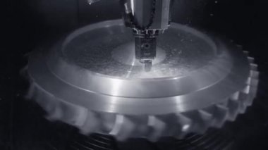 Metal işleten CNC torna makinesi. Metal modern işleme teknolojisi kesiliyor.