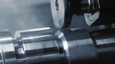 Metal işleten CNC torna makinesi. Metal modern işleme teknolojisi kesiliyor.
