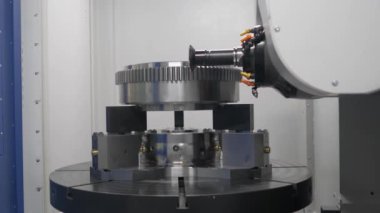 Metal işleten CNC torna makinesi. Metal modern işleme teknolojisi kesiliyor.