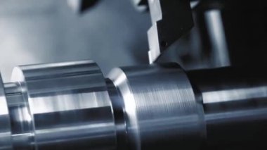 Metal işleten CNC torna makinesi. Metal modern işleme teknolojisi kesiliyor.