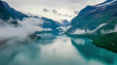 Güzel doğa Norveç doğal manzara Lovatnet gölü bulutların üzerinde uçuyor..