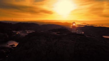 Sahil Feneri. Lindesnes Deniz Feneri Norveç 'in en güney ucundaki bir sahil feneridir..