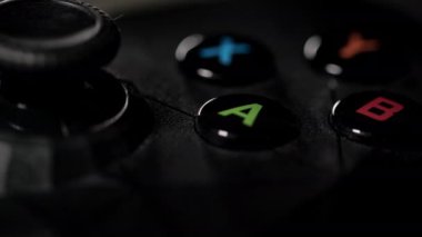 Karanlıkta modern bir oyun alanı. Oyun denetleyicisi yakın plan.