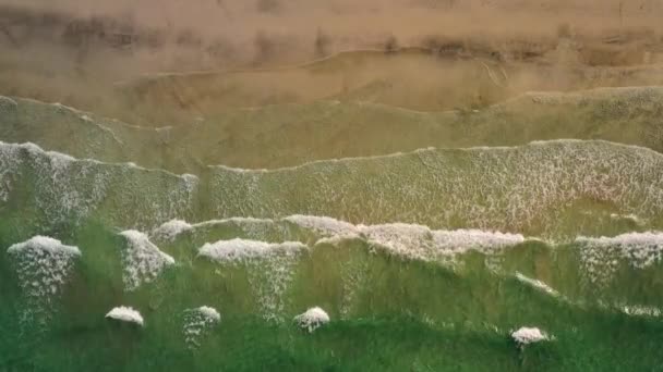 Abstraktní vlna moře pláž na horní pohled. — Stock video