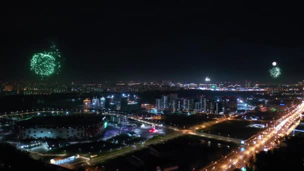Moskva v noci. Slavnostní ohňostroj nad nočním městem. — Stock video