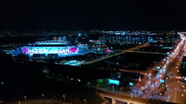 Nocny widok z lotu ptaka na skrzyżowanie autostrady i stadion piłkarski Spartak Moscow Otkritie Arena — Wideo stockowe