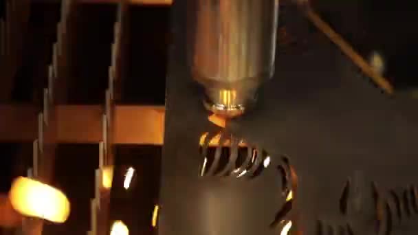 Лазерная резка металла с ЧПУ, современные промышленные технологии. — стоковое видео