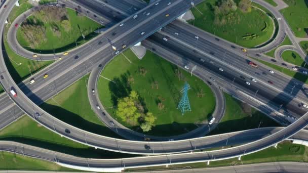 Vista aérea de una intersección de caminos de tráfico de autopista en Moscú. — Vídeos de Stock