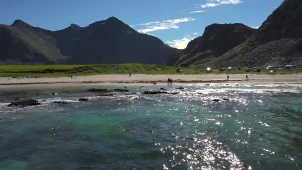 Beach Lofoten adaları Norveç 'in Nordland eyaletinde yer alan bir takımadalardır.. — Stok video