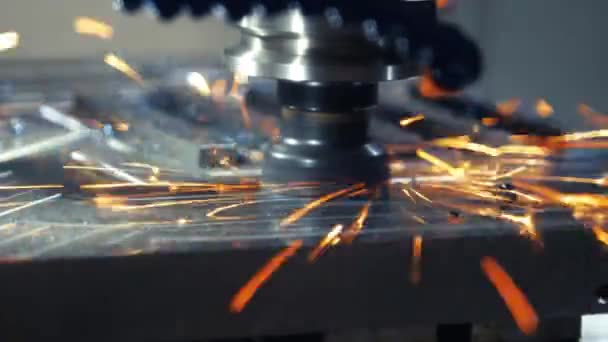 Metaalwerkende CNC draaibank freesmachine. Moderne metaalbewerkingstechnologie. — Stockvideo