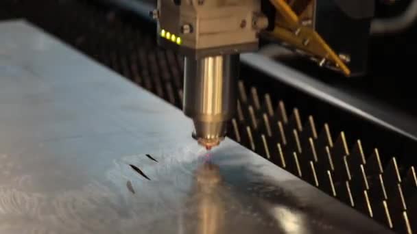 CNC Лазерне різання металу, сучасна індустріальна технологія. — стокове відео