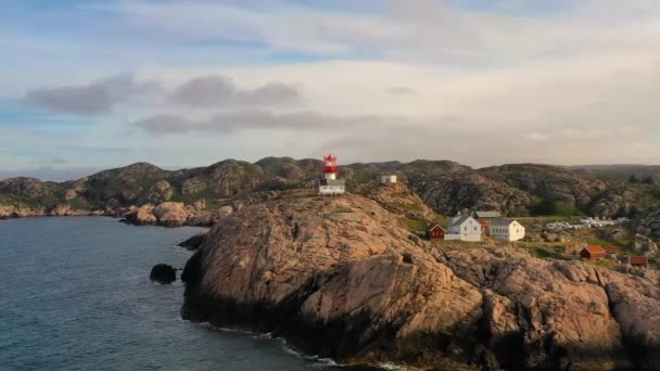 海岸灯台。リンデネス灯台はノルウェー最南端にある海岸灯台です。. — ストック動画