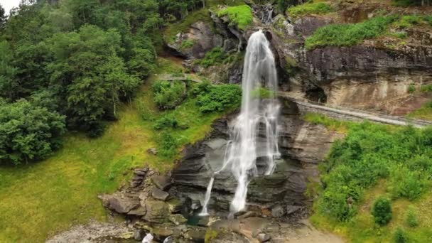 Steinsdalsfossen è una cascata del comune di Steine, nella contea di Hordaland, in Norvegia. La cascata è uno dei siti turistici più visitati in Norvegia. — Video Stock