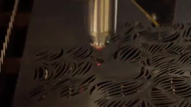 CNC-Laserschneiden von Metall, moderne Industrietechnologie. — Stockvideo