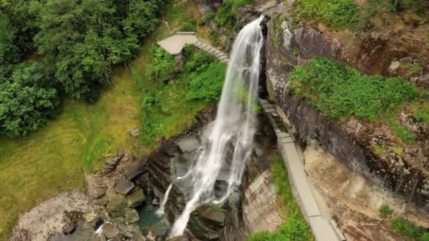 Steinsdalsfossen é uma cachoeira na aldeia de Steine, no município de Kvam, no condado de Hordaland, Noruega. A cachoeira é um dos locais turísticos mais visitados na Noruega. — Vídeo de Stock