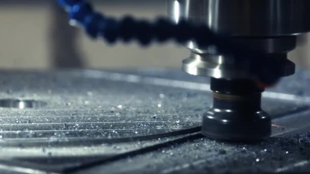 Metal işleten CNC torna makinesi. Metal modern işleme teknolojisi kesiliyor. — Stok video