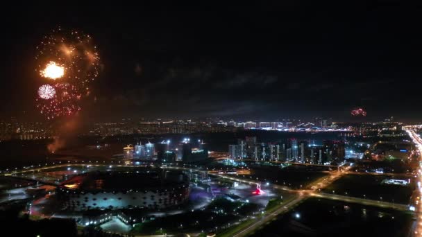 Moscú por la noche. Fuegos artificiales festivos sobre la ciudad nocturna . — Vídeos de Stock