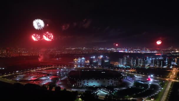 Moscú por la noche. Fuegos artificiales festivos sobre la ciudad nocturna . — Vídeos de Stock