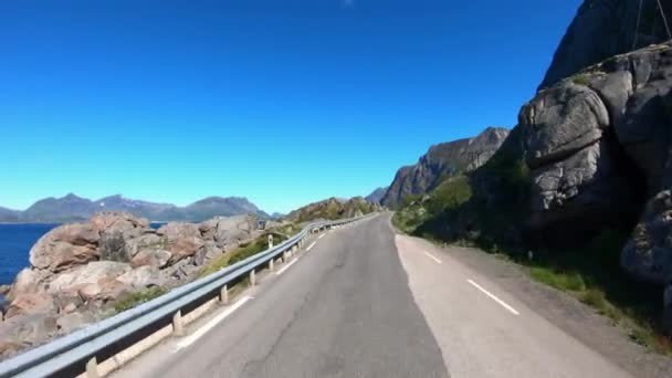 Point de vue du véhicule Conduire une voiture sur une route en Norvège — Video